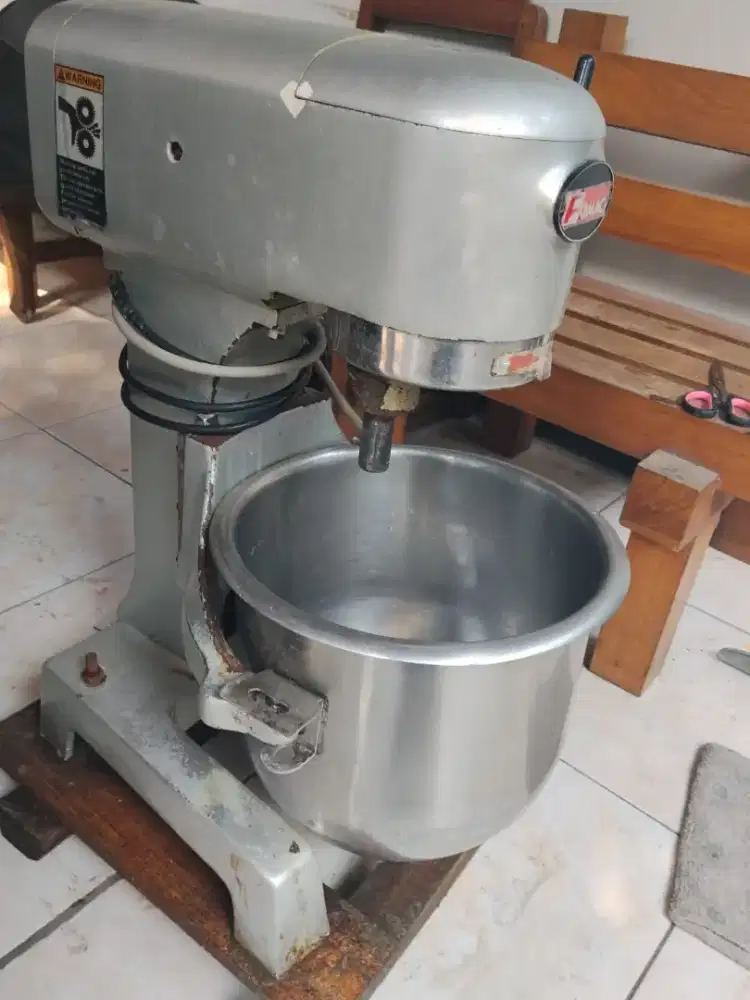 Pengaduk adonan planetary mixer