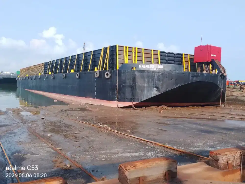 Di jual tongkang 300 feet tahun 2012
