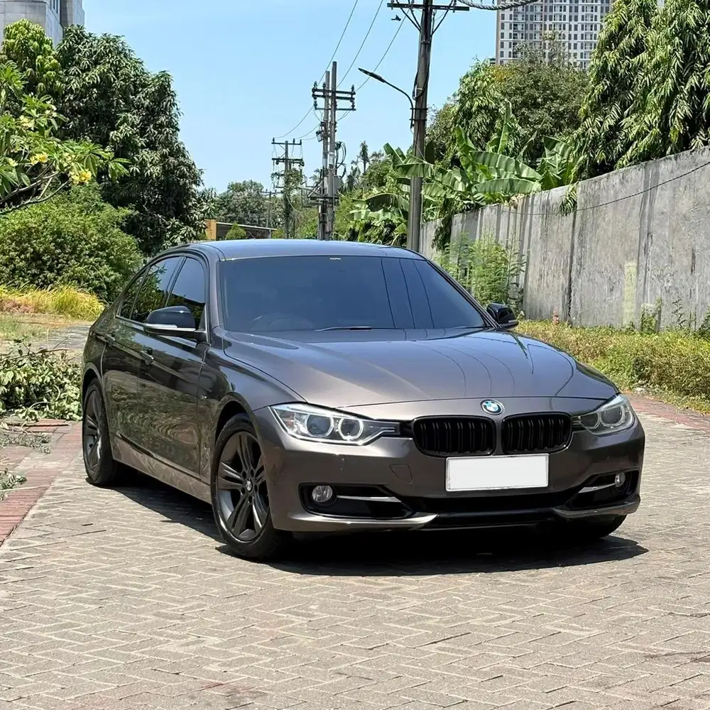 BMW 320i Sport Low KM