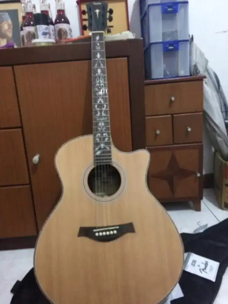 Gitar akustik custom Taylor