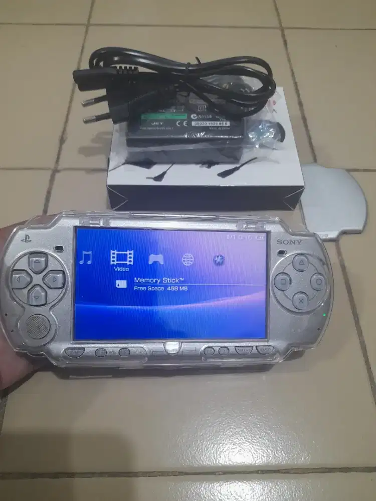 Psp slim seri 2000 Silver Cantik Memory game 8gb Plus Soft Casenya