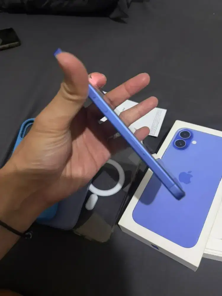 Iphone 16 plus warna ultramarine