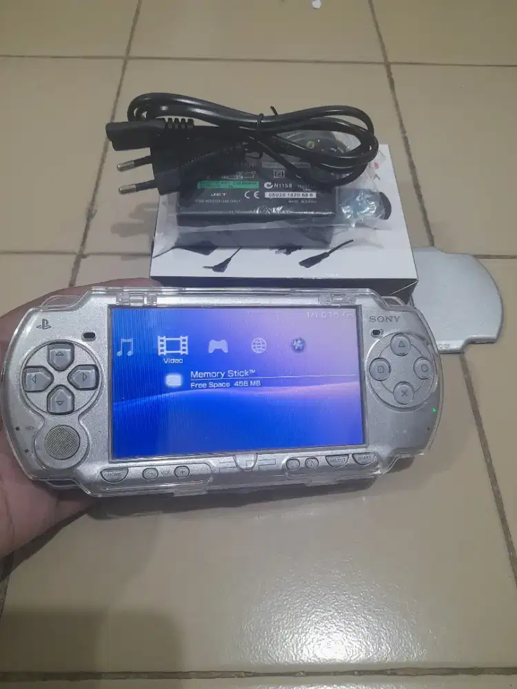 Psp slim seri 2000 Silver Cantik Memory game 8gb Plus Soft Casenya