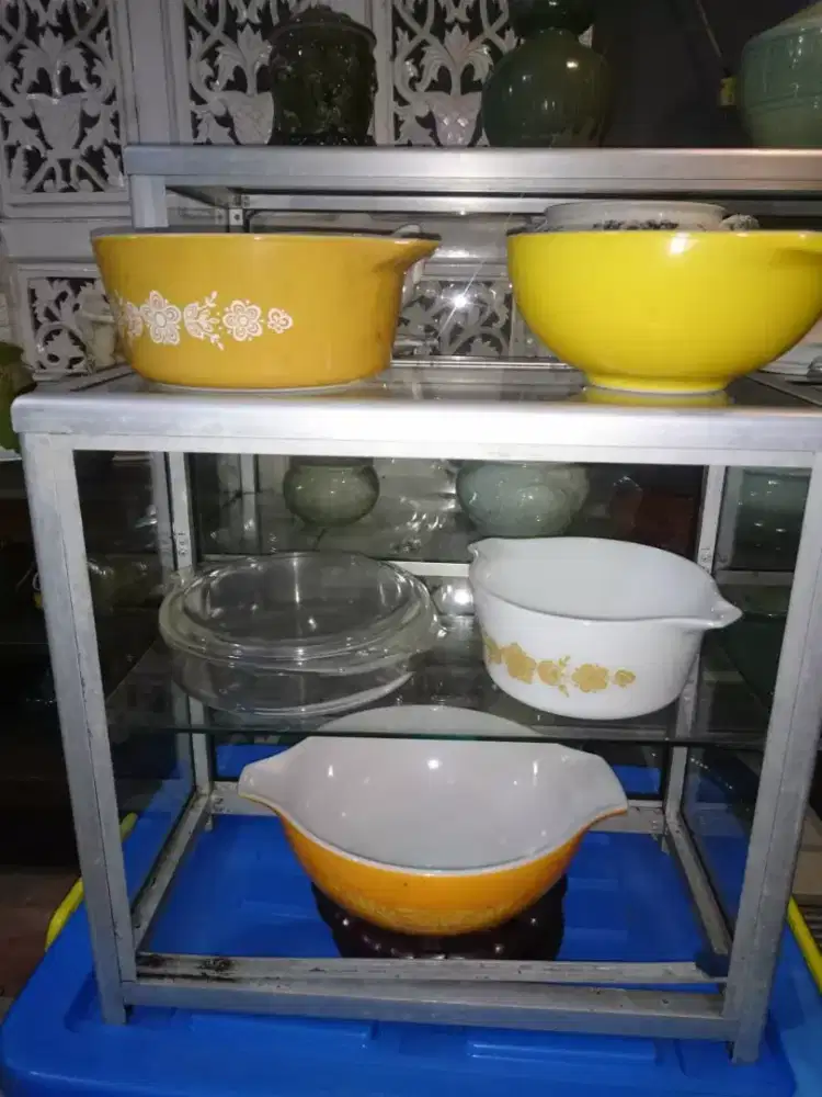 Wadah kramik vintage produk PYREX. USA