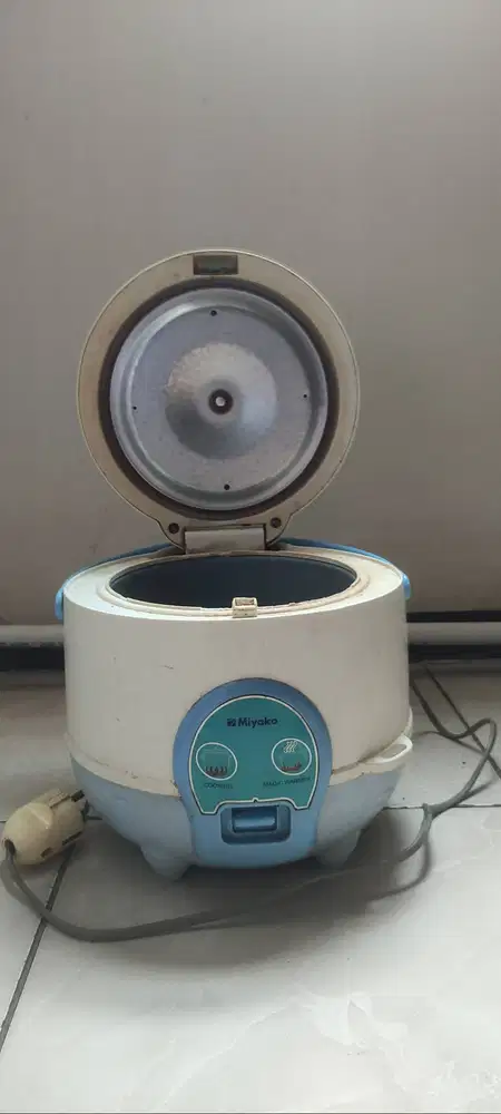 Dijual Murah Rice Cooker Miyako Type MCM - 606B Bekas