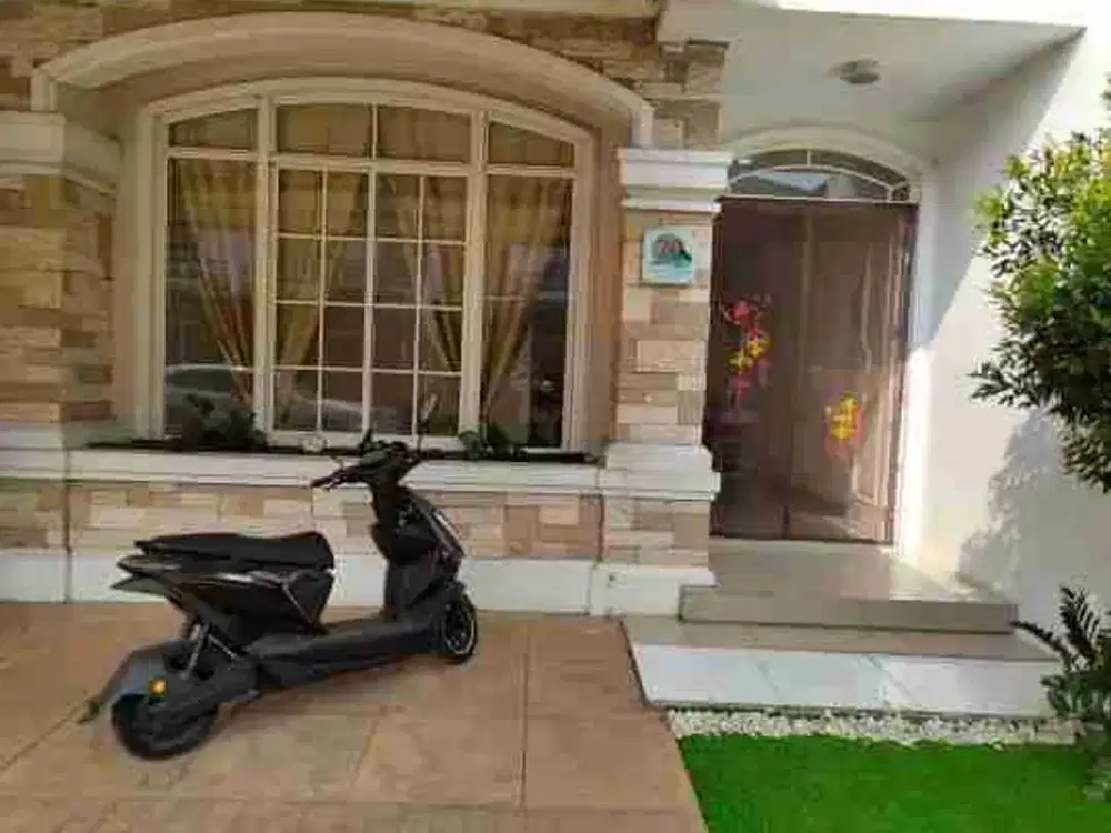 Disewakan rumah greenlake 2 lantai 
Kmr atas 3
IPL nya 840rb 
Harga sewa 90jt , 2 tahun 
Deposit 10jt