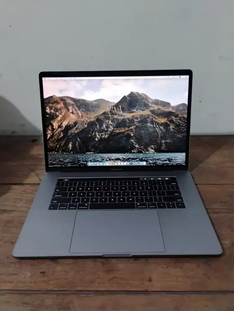 Macbook Pro 15 Inch 2017 i7 16gb/256gb Touchbar
