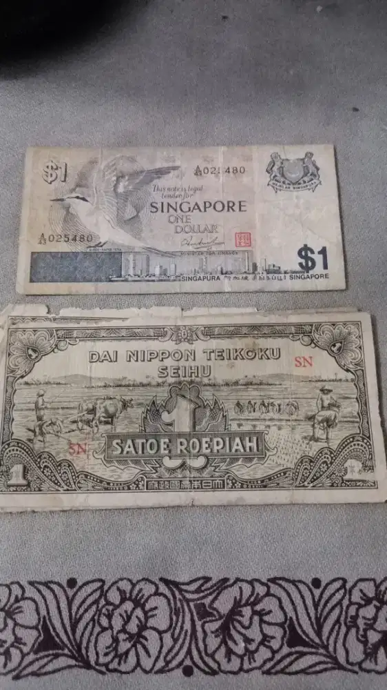Berbagai nominal uang kertas kuno