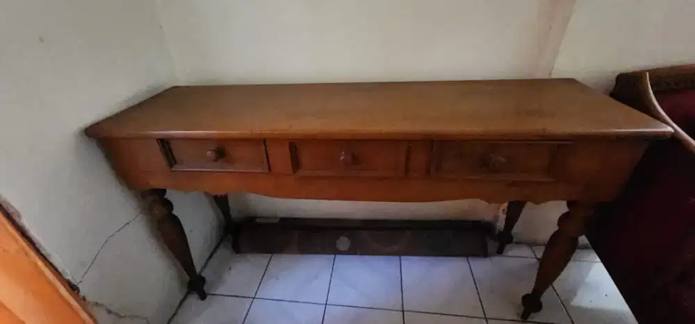 Meja hias ruang keluarga