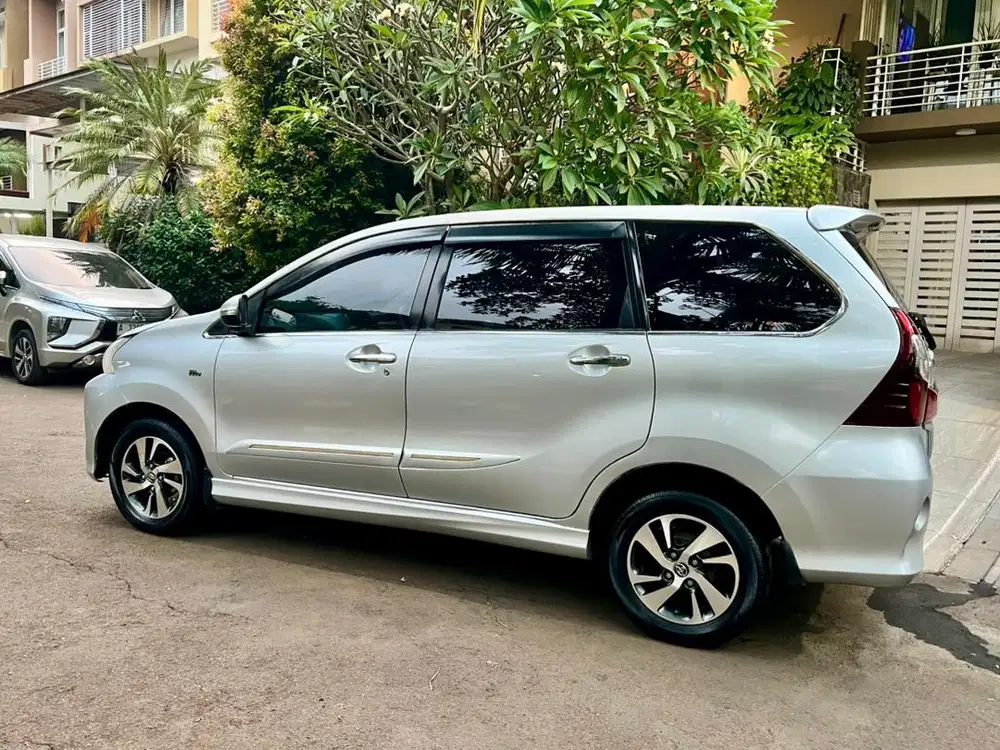 Toyota Avanza Veloz 1.5 AT - pajak hidup harga cash