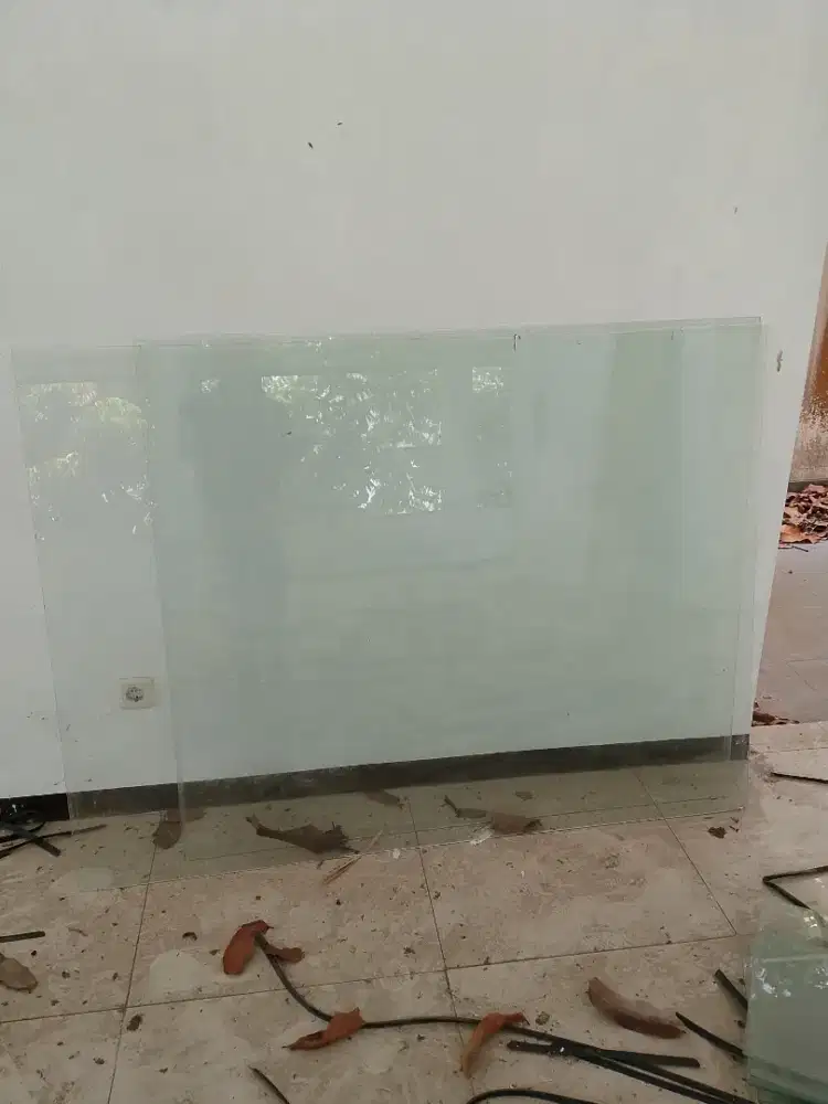 Kaca bekas jendela