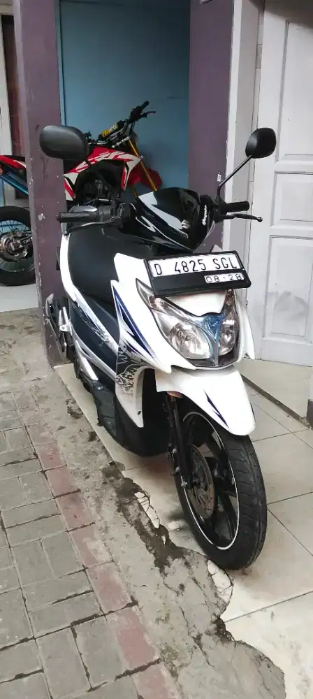Suzuki Hayate 2015 putih biru