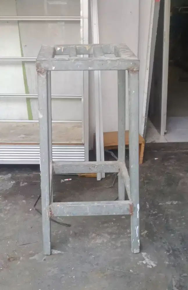 Bangku Besi holo garvanis