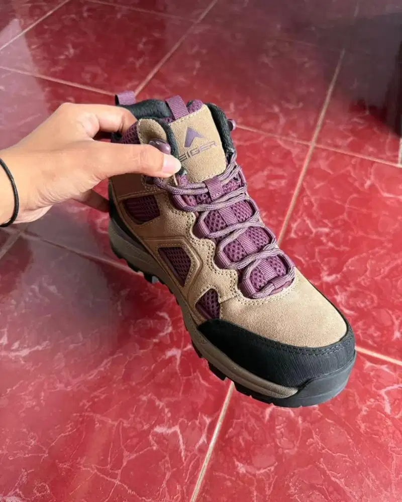 Sepatu Hiking Eiger (for woman)