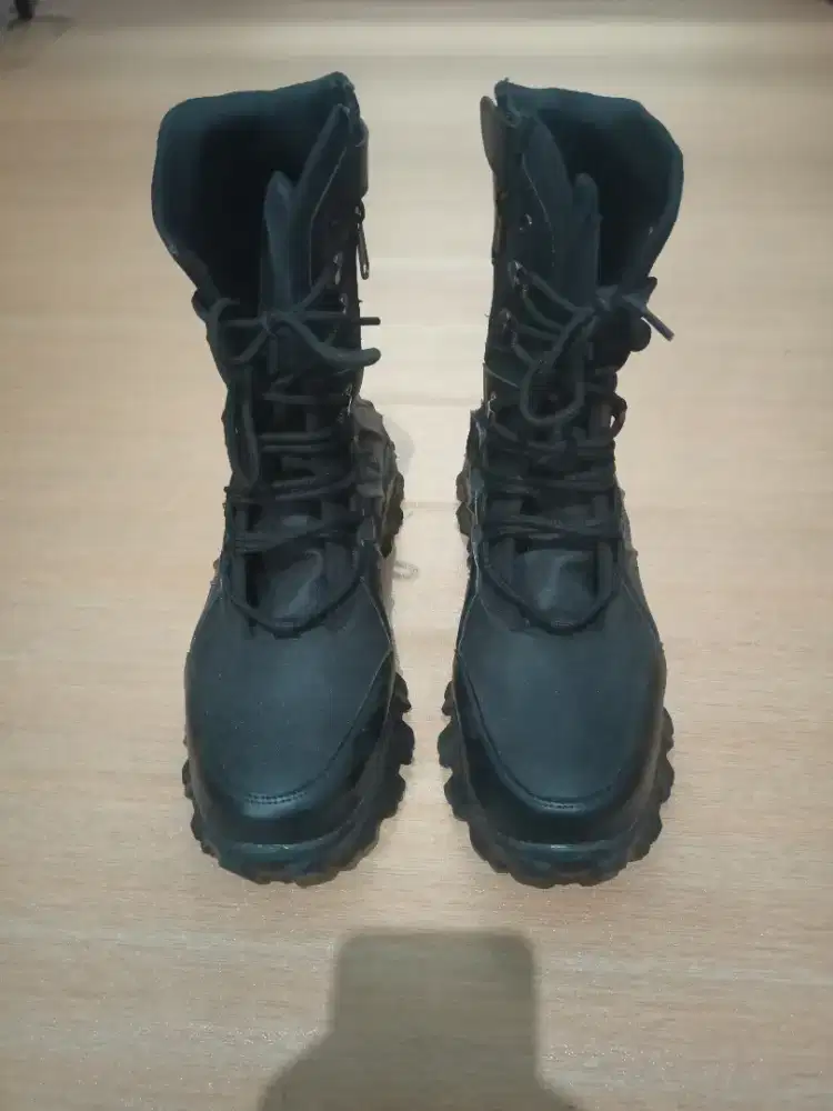 Sepatu safety hitam