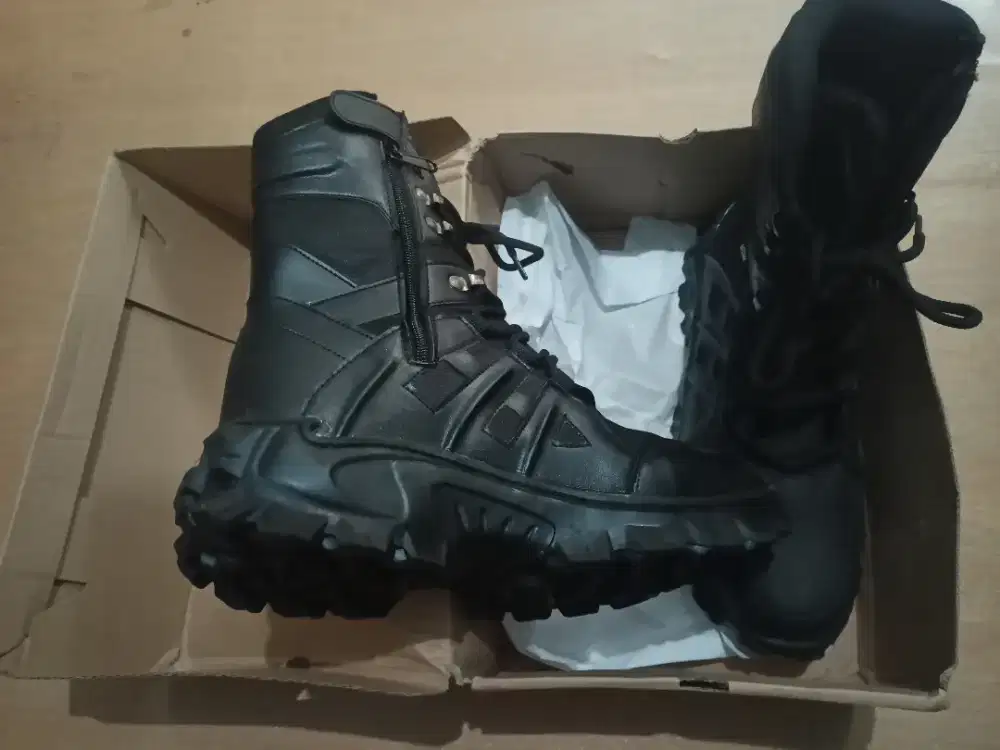 Sepatu safety hitam