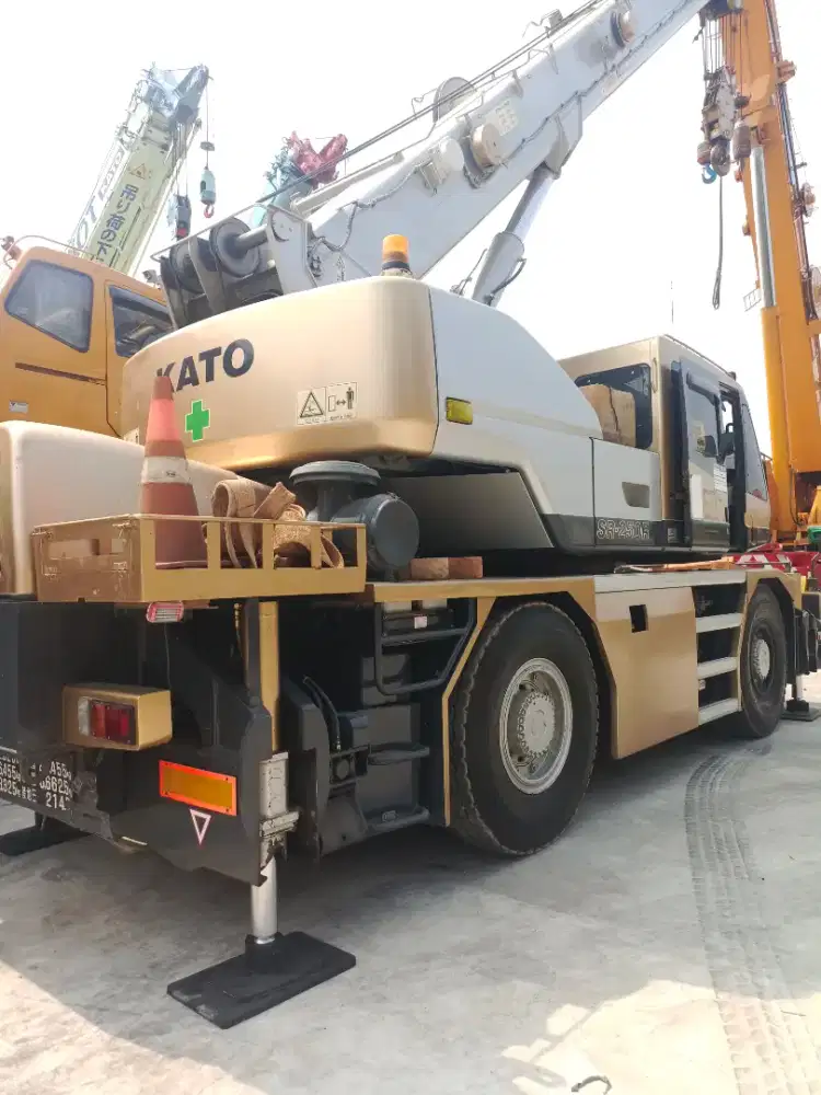 ROUGHTER CRANE 25 TON  KATO