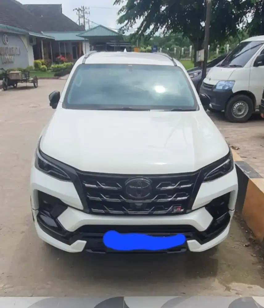 Toyota fortuner 2,8 GR Sport thn 2022 matic PUTIH