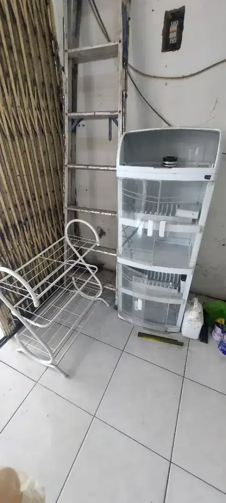 Rak sepatu dan rak piring