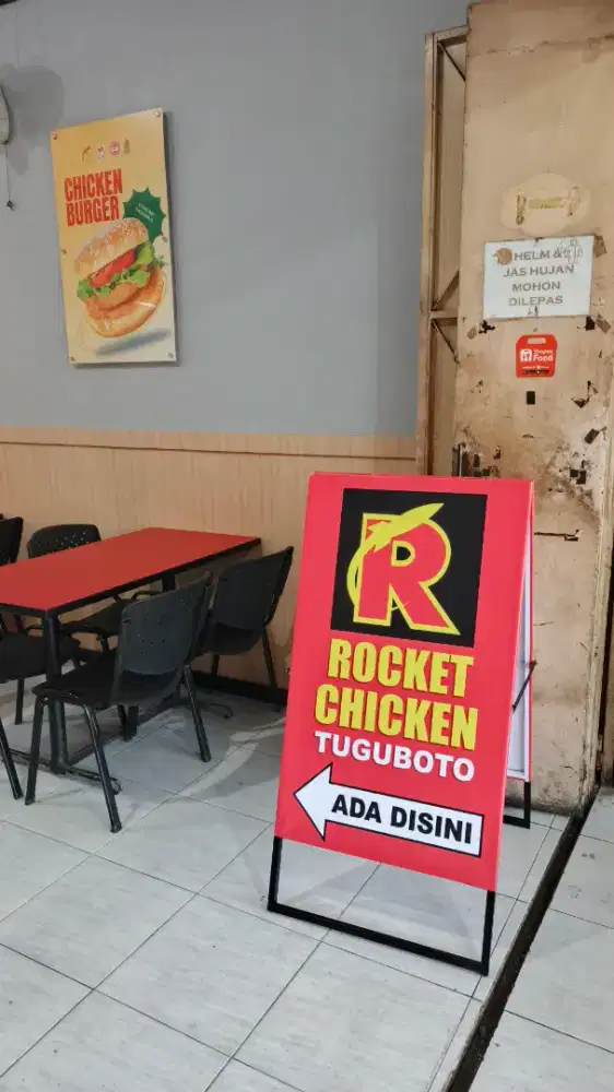 Papan nama segitiga banner besi awet hemat promosi pinggir jalan raya