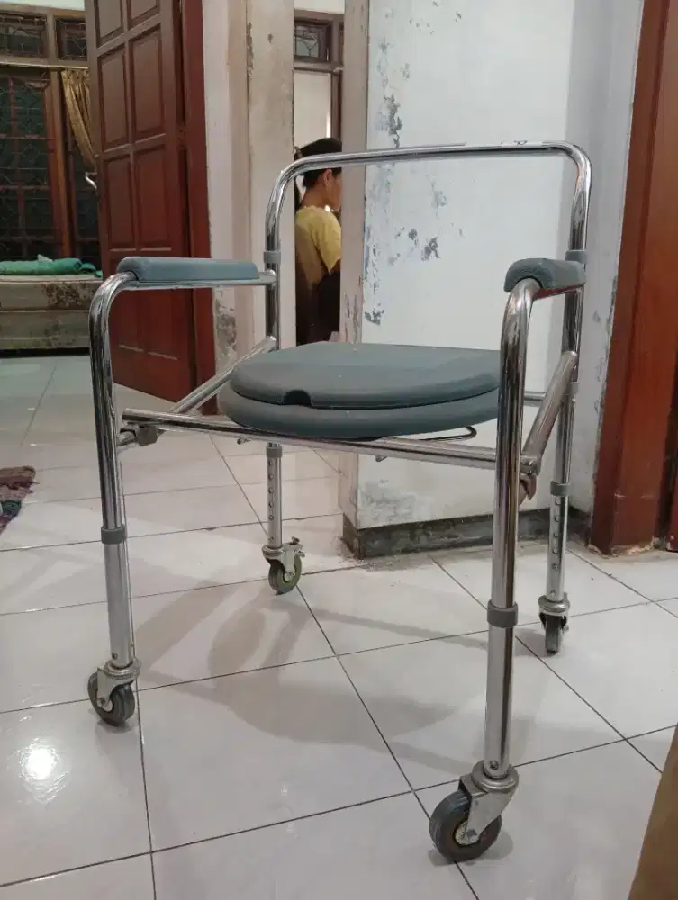 Kursi BAB Commode Chair Roda