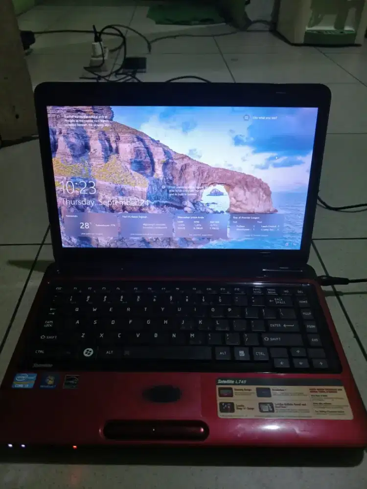 Laptop Toshiba Intel Core i3 merah mulus