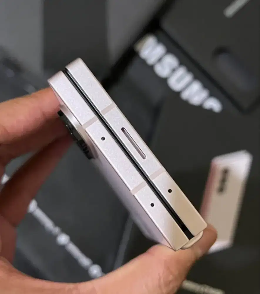 SAMSUNG Z FOLD 6 5G RAM 12/512 GB LENGKAP SIAP PAKAI

TAMPILAN