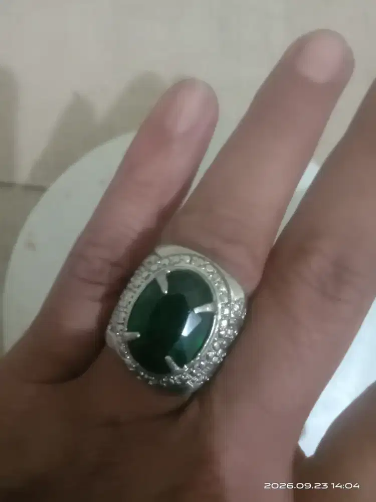 Cincin hiasan batu