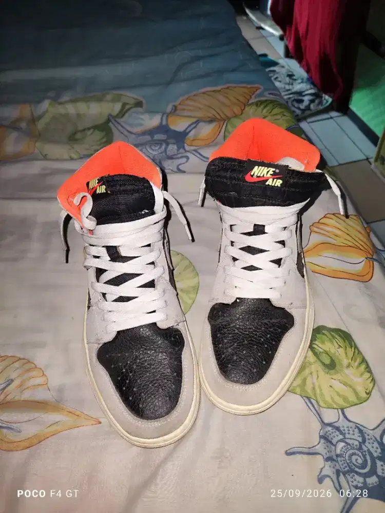 Sepatu Jordan grey