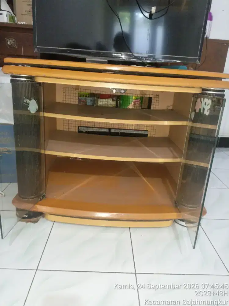 Lemari TV 3 tingkat