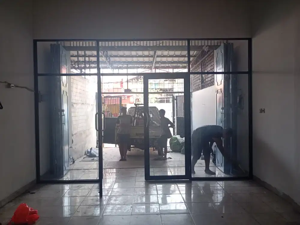 Partisi kaca dan gypsum