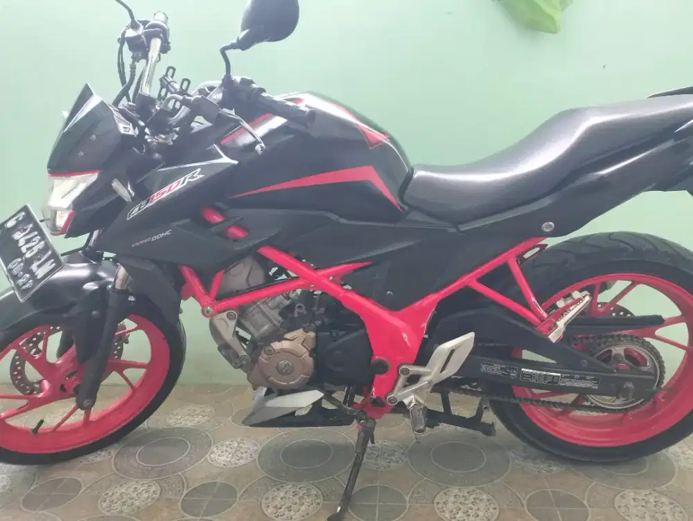 Menjual sepeda motor CB150R tahun 2017