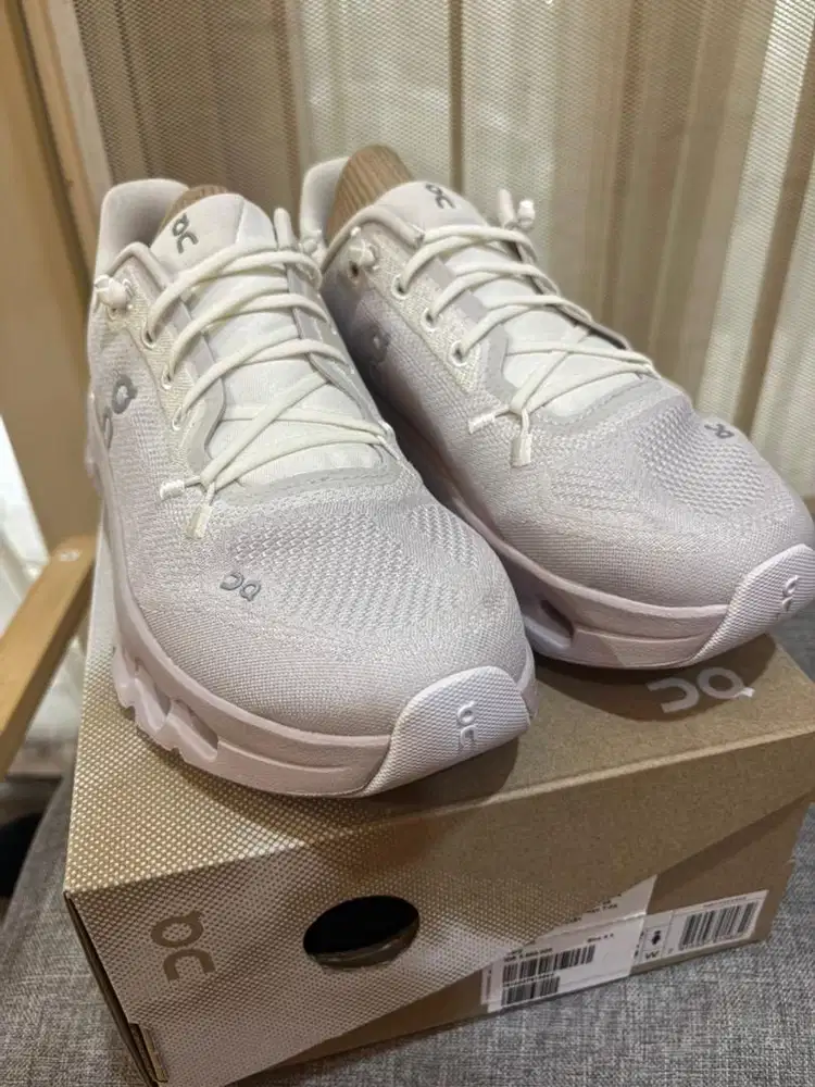 Sepatu wanita merk Oncloud size 37.5