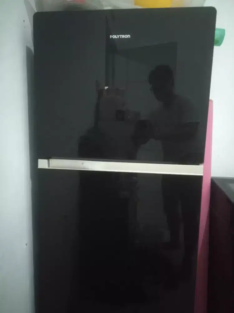 Lemari es Polytron 2 pintu ukuran 220 L