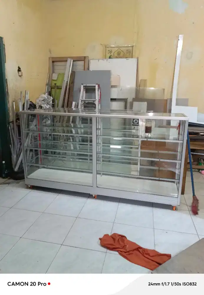 Etalase panjang 200 cm x tinggi 106 cm x lebar 40 cm