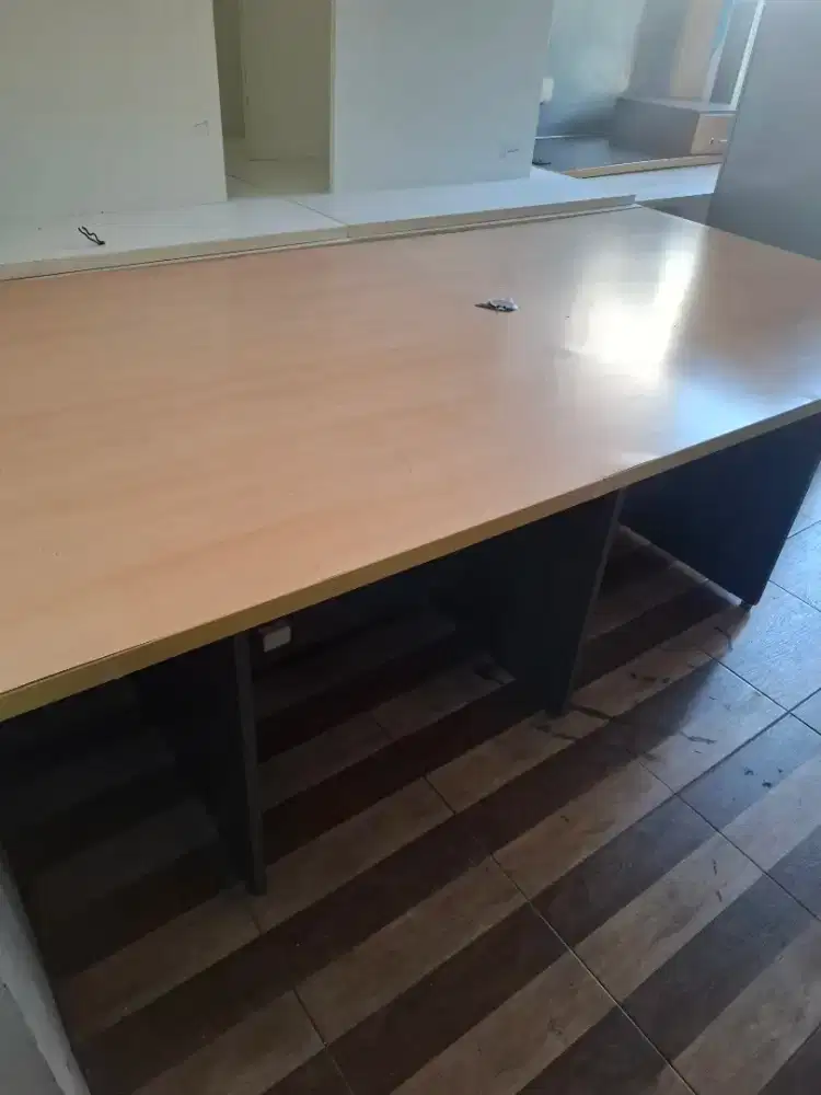 Meja rapat coklat