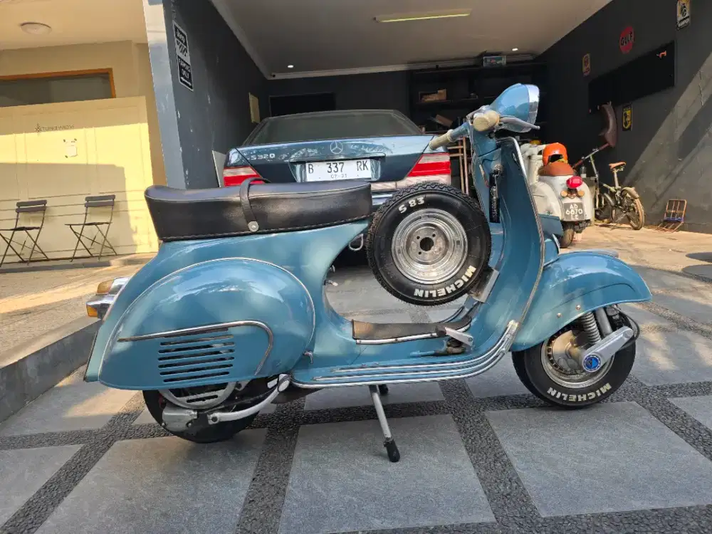 Vespa Vbb biru 1965