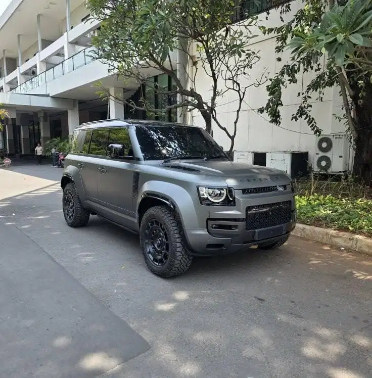 2025 Land Rover Defender 110 OCTA First Edition