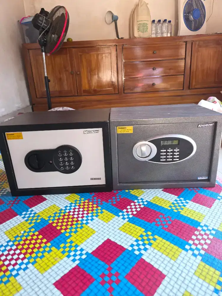 Dijual 2 Safty deposit box merk Krisbow ,