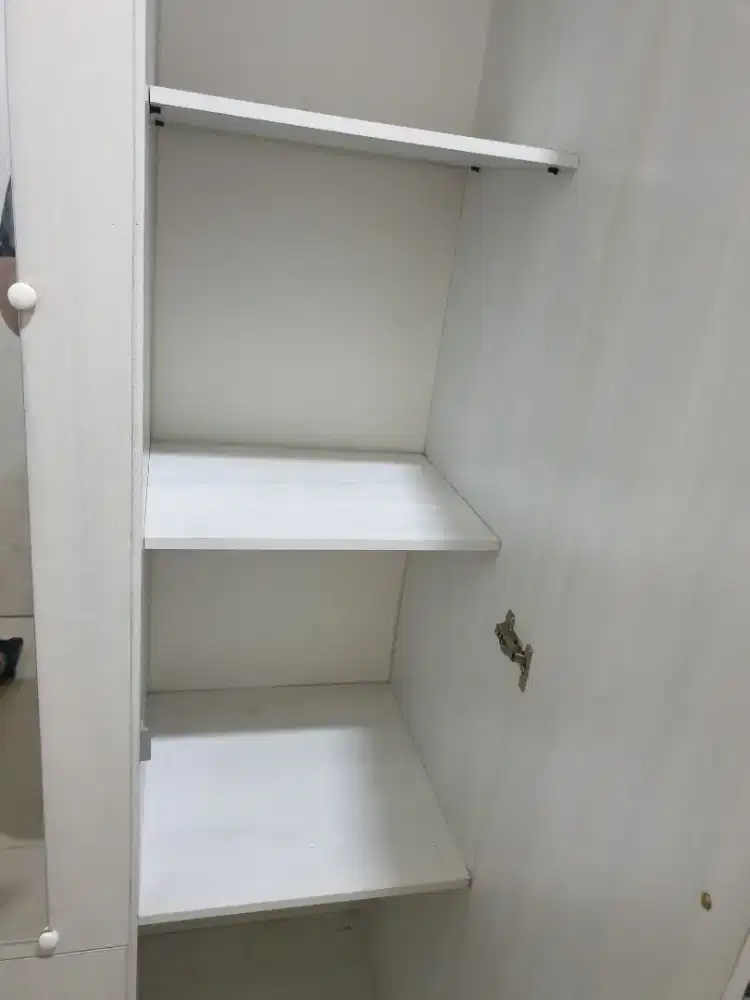 Dijual lemari pakaian 3 pintu 2 laci + kaca