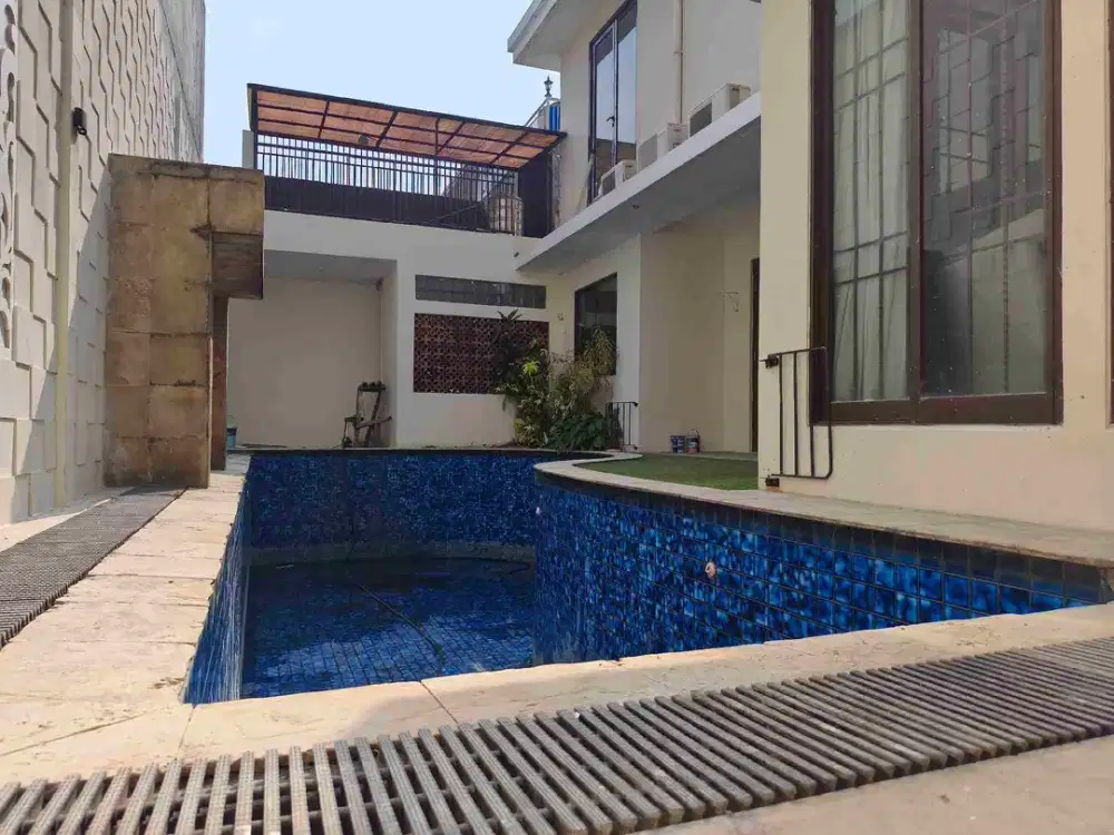 Rumah Standar swimming Pool semi furnished the green BSD city