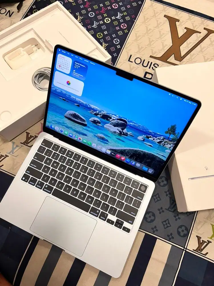 Macbook air m4 16/256 ibox bh100 cc34 5hari pemakaian