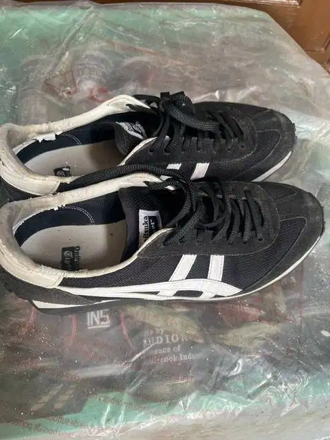 Sepatu Onitsuka Hitam Uk 43,5 hitam