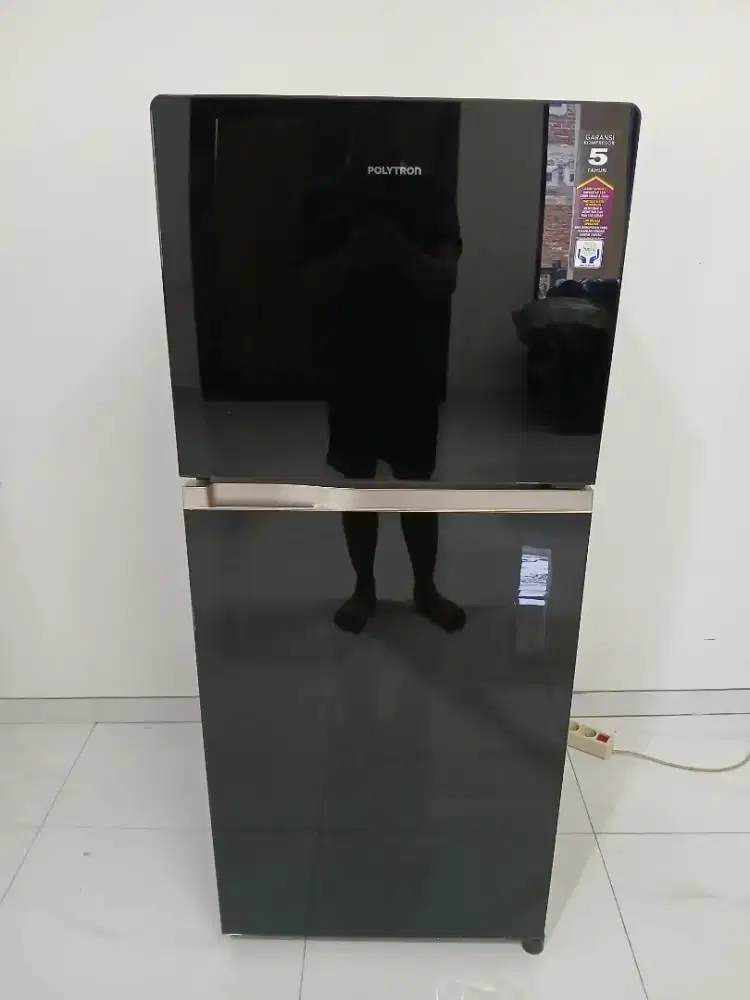 Kulkas 2 Pintu merk Polytron no frost no minus mulus bandung