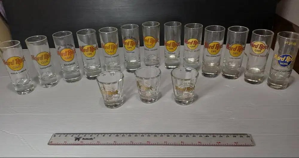Pajangan Koleksi 16 Pcs Gelas Hard Rock Cafe dari Berbagai Kota