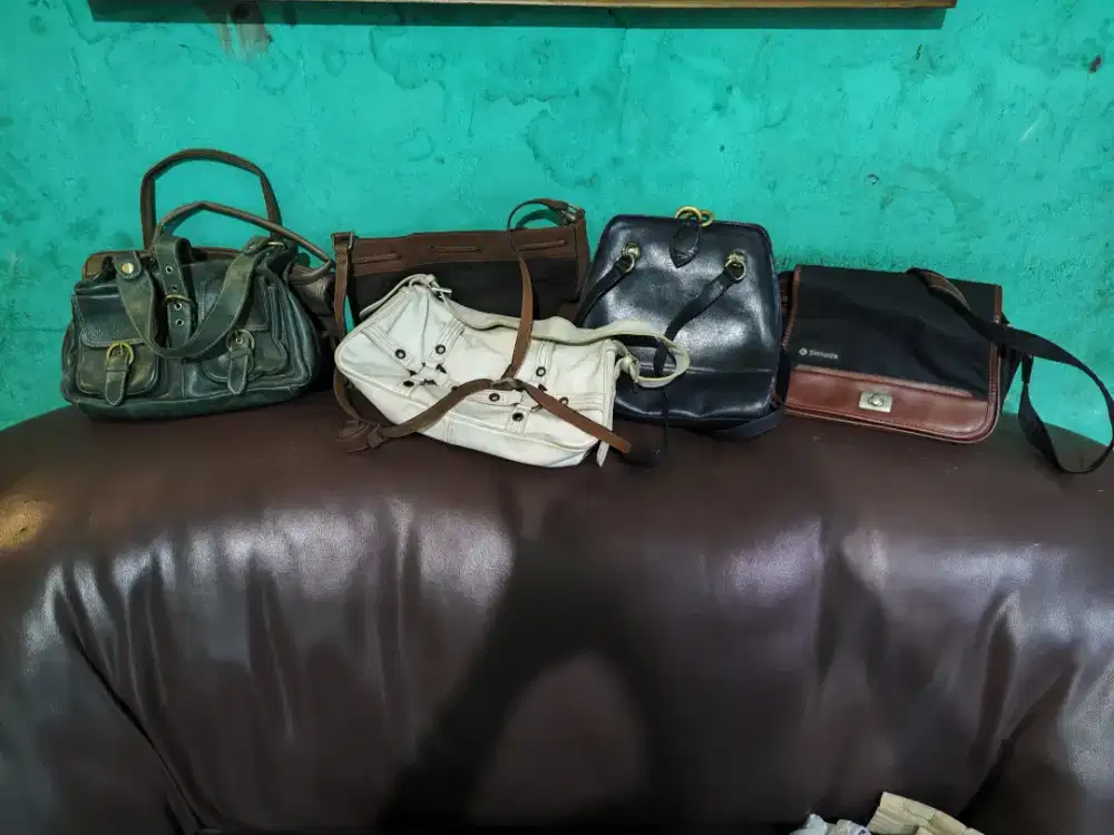 Tas wanita tas kulit asli dll beli di mang Ade Bandung Cikutra