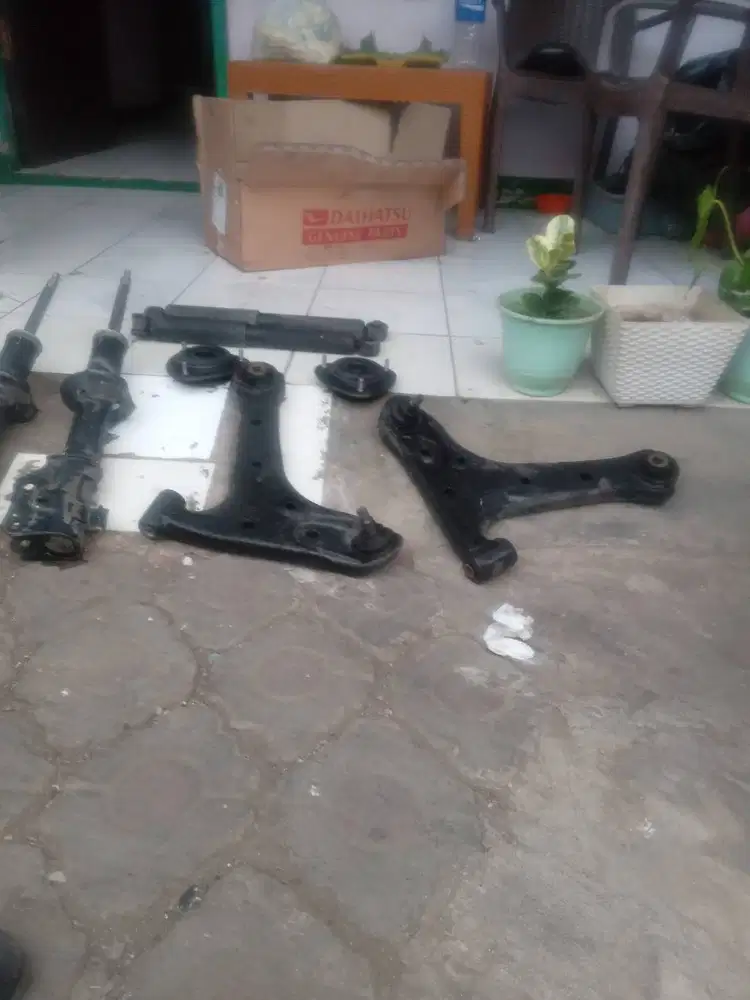 Barang kali ada yang butuh 1 paket shok depan blakang bekas grandmax