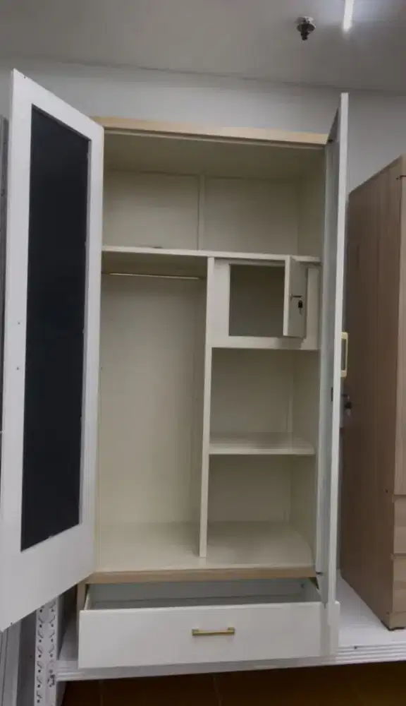 Lemari besi 2 pintu