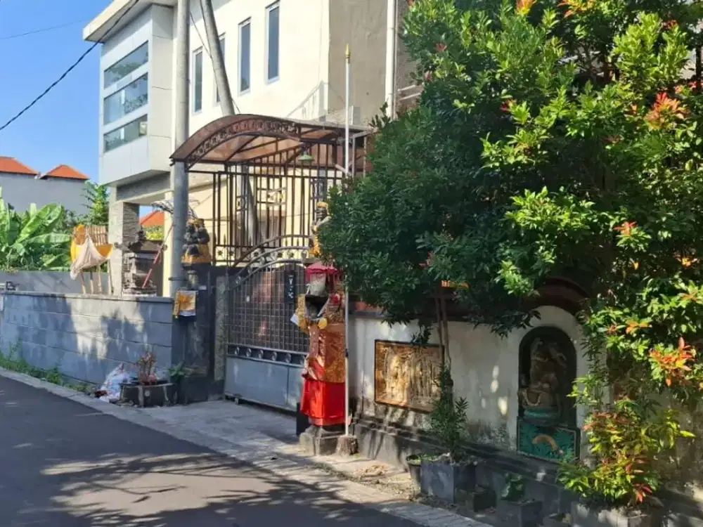 Di jual rumah lantai 2 jalan Mohyamin Renon  lokasi strategis jantung kota Renon