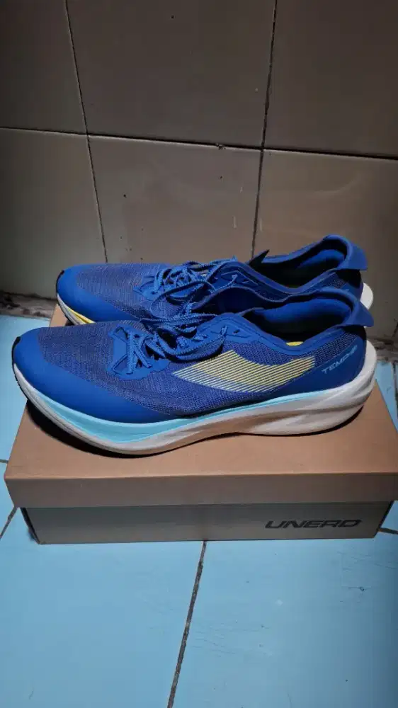 Jual sepatu lari brand unerd